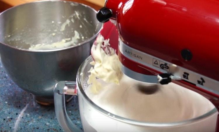 Afegiu la base d’oli a les proteïnes i batu-ho uns quants minuts més.