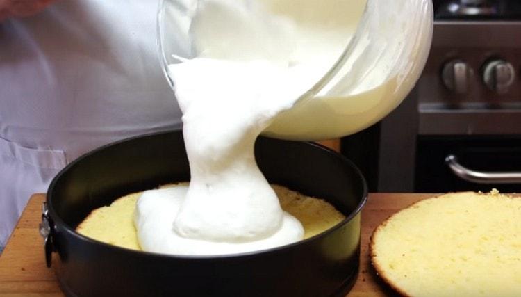 Posem la meitat del galet en forma desmuntable i l’omplim amb la meitat de la sopa.