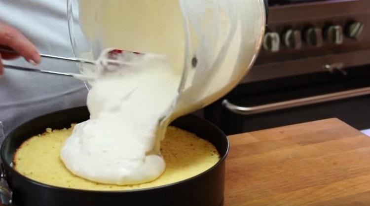 Escampem el segon pastís i l’omplim també de sopa.