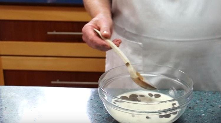 Aboqueu la xocolata per sobre amb la crema calenta.