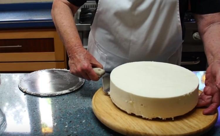 Amb cura, traiem el postre del motlle.