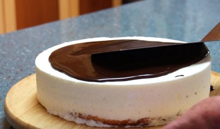 Cobriu suaument tota la coca amb gelat.