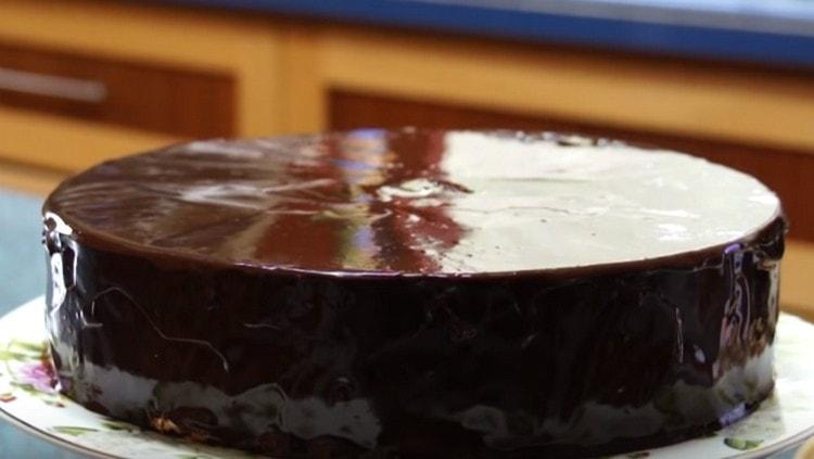 Ara la coca es pot transferir a un plat de servir.