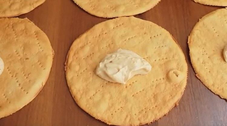 Distribuire immediatamente la crema su tutte le torte.