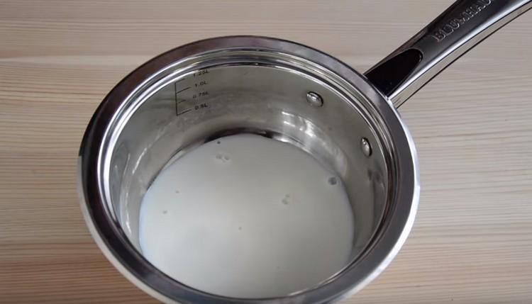 В яхния загрейте млякото.