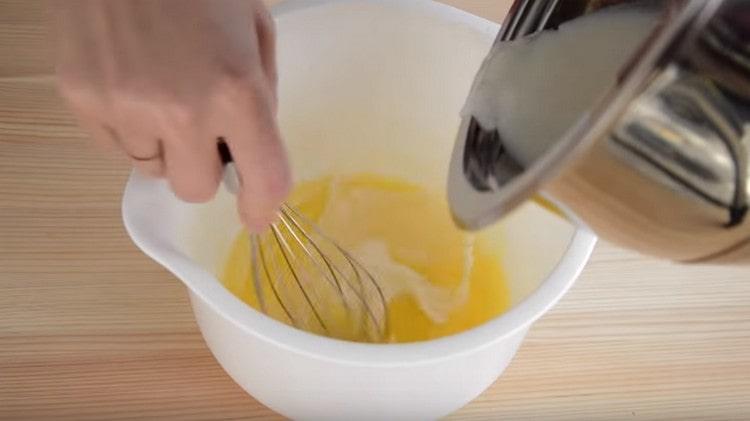 Въвеждаме мляко в яйчената маса, като го разбиваме допълнително.