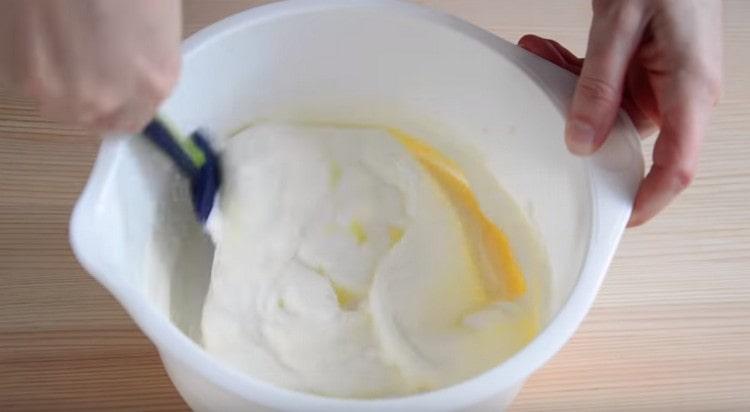 Добавете сметана към разбитата сметана и разбъркайте.