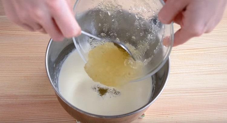 Сварете сметаната и добавете към тях желатин.