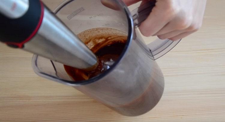 Получената глазура също трябва да бъде прекъсната с ръчен блендер.