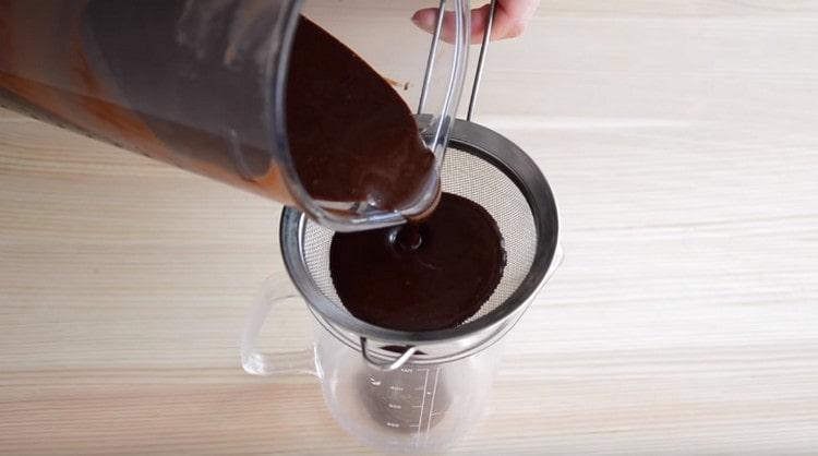 За да се освободим от въздушните мехурчета, прекарваме глазурата през сито.