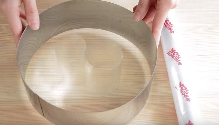 Кулинарният пръстен ще трябва да бъде покрит отстрани с ацетатен филм.