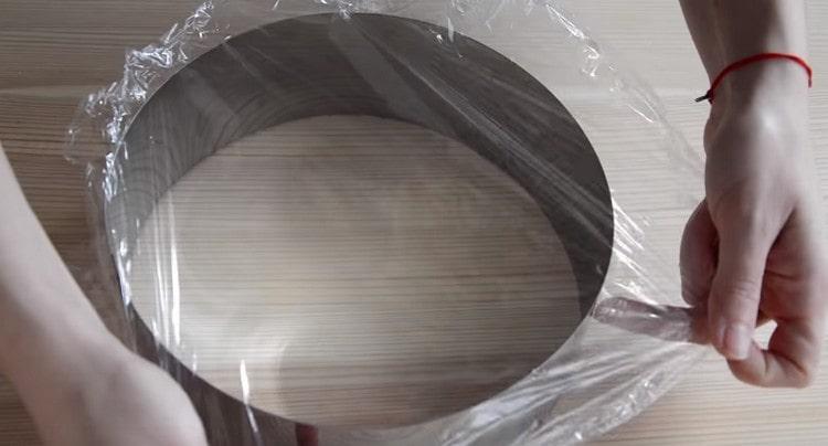 От една страна затягаме пръстена с прилепващ филм и го монтираме на дъската.