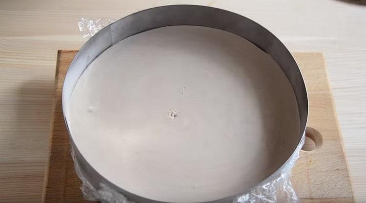 Когато мусът заложи, можете да излеете слой млечен шоколад.