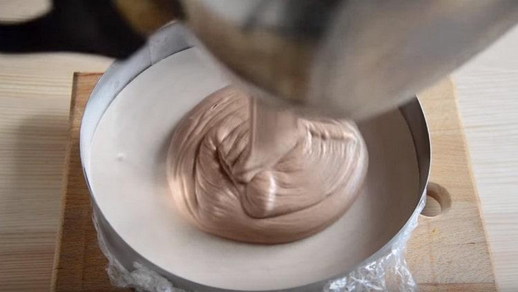 След това залейте слоя с тъмен шоколад.