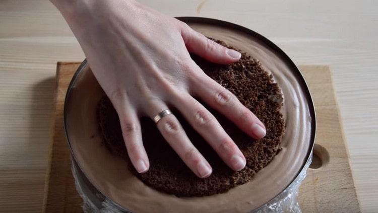 Внимателно потопете нашата бисквита в шоколадов мус.