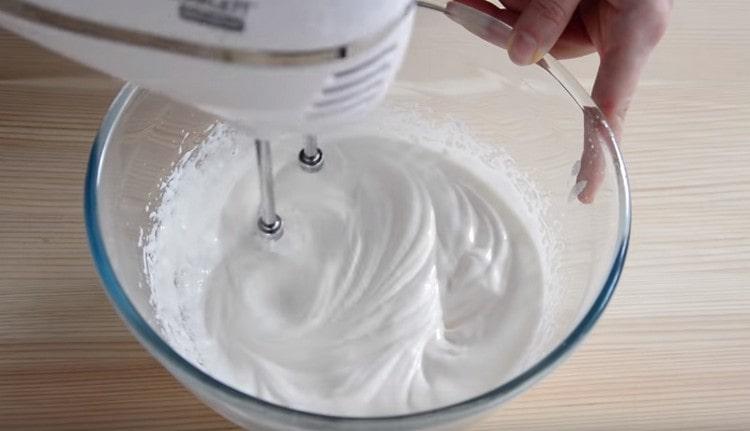 Изваждаме купата с яйчената маса от водната баня и продължаваме да разбиваме до много пищна лека маса.