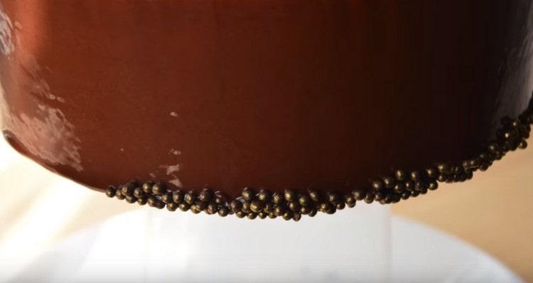 Можете също така да украсите тортата със сладкарски прах.