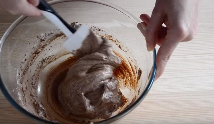 Внимателно разбъркайте масата с шпатула, като разбъркате брашното.