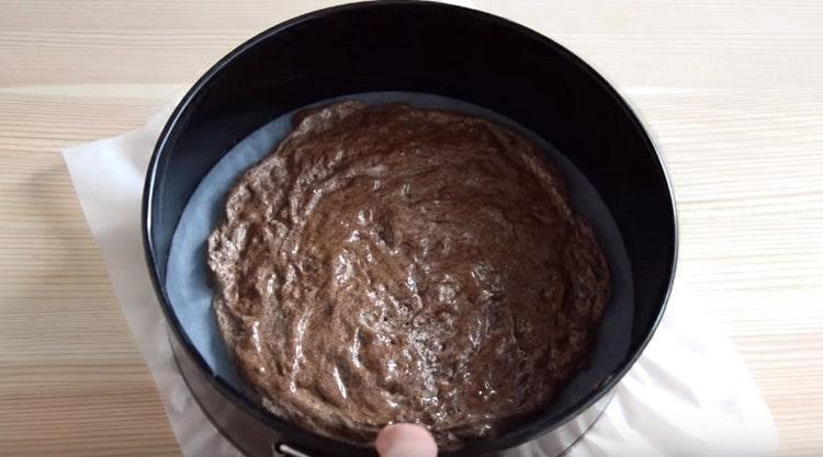 Разпределяме тестото в покрита с пергамент форма.