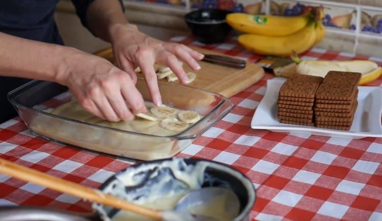 Ensuite, étalez les tranches de bananes.