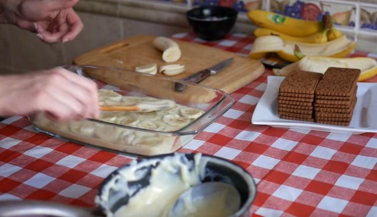 Les bananes sont également légèrement graissées avec de la crème.
