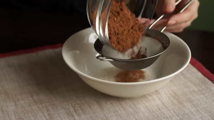 Mélanger les ingrédients pour le glaçage