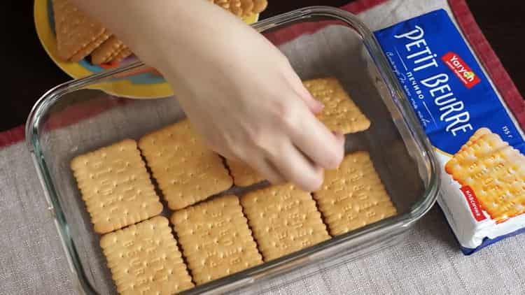 Mettez les biscuits dans le moule à gâteau