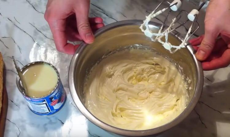 Per preparare la crema, prima sbatti il burro ammorbidito con un mixer.