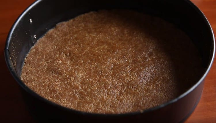 Първо, правим основата за десерт от бисквитки и масло.