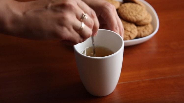 Разтворете желатина във вода.