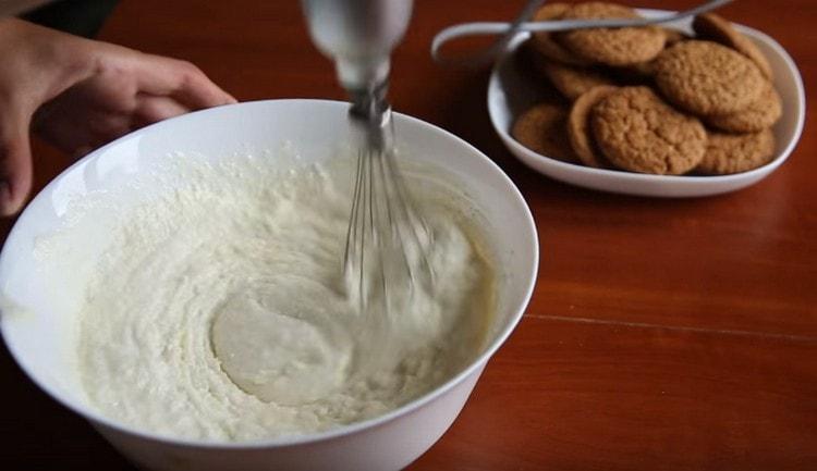 Прекъсваме изварата с миксер до гладкост.