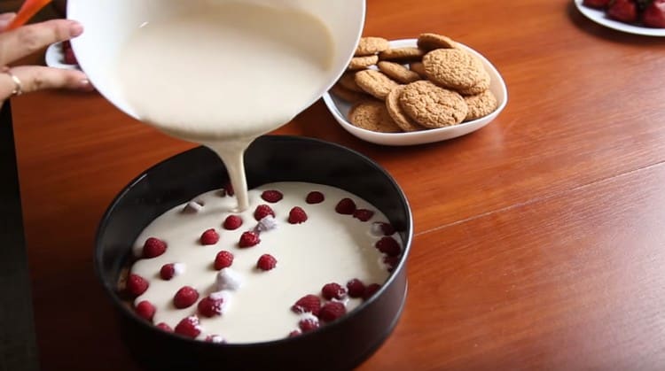 Изсипете основата на тортата с извараната маса, като предварително сте сложили плодове или плодове върху нея.