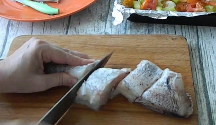 Нарежете рибата на порции.