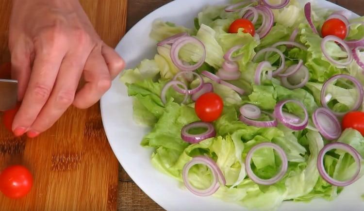 Em seguida, espalhe o tomate cereja.