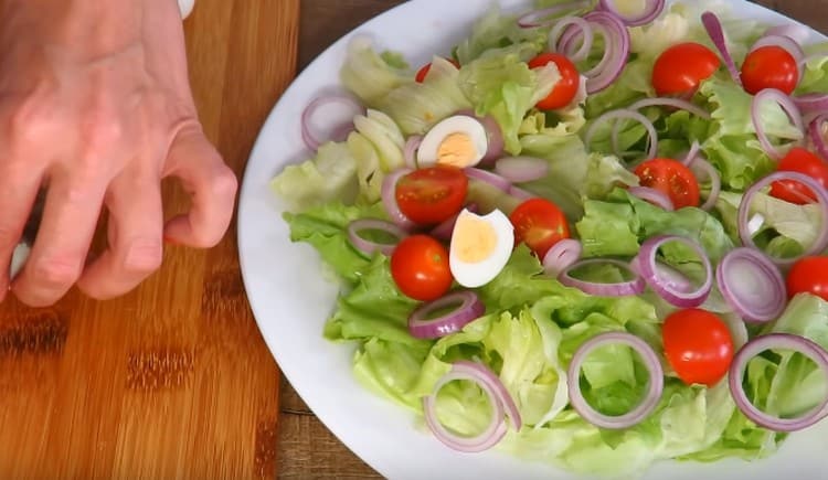 Adicione à salada ovos cozidos e codorna, cortados ao meio.