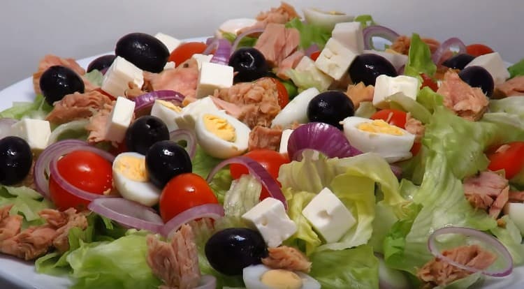 Adicione os cubos de queijo feta.