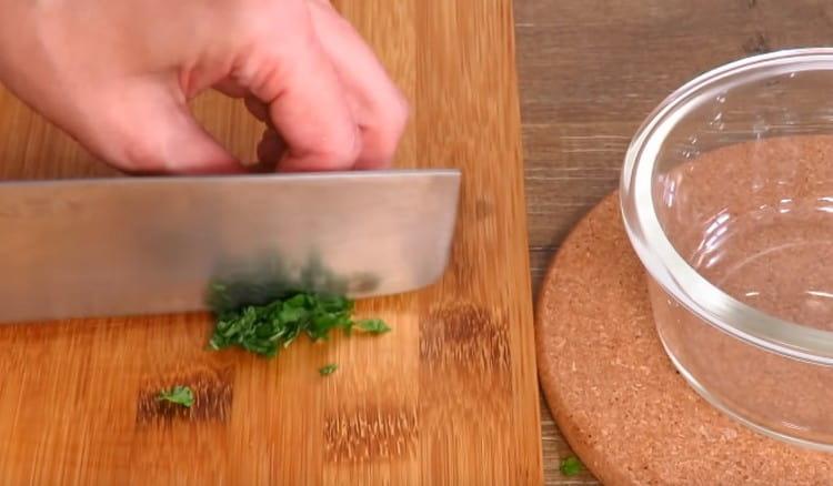 Moer um raminho de hortelã.