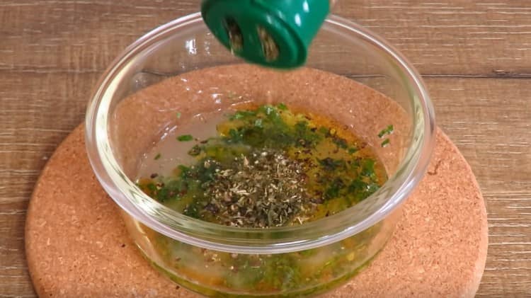 Adicione pimenta e orégano também.