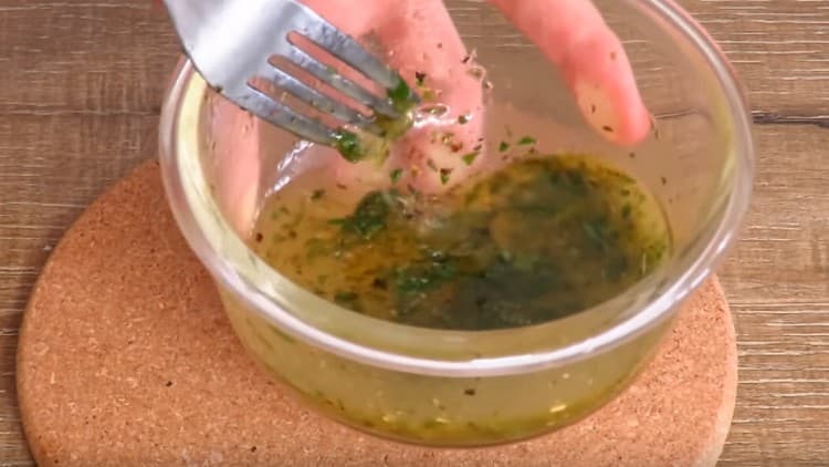 Misture o molho para salada.