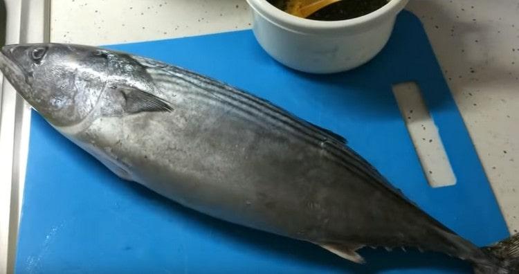 Размразявайте рибата.