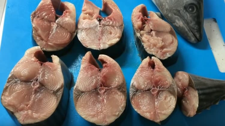 Нарежете рибата на порции.