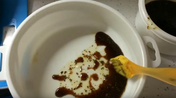 Получената марината намазва дъното на съда за мариноване на риба.