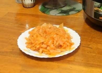 Délicieux chou à la cocotte dans une mijoteuse: cuire selon la recette avec photo.