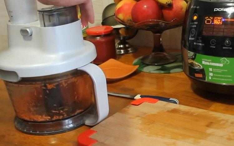 Rallar las zanahorias y enviarlas a la cebolla.