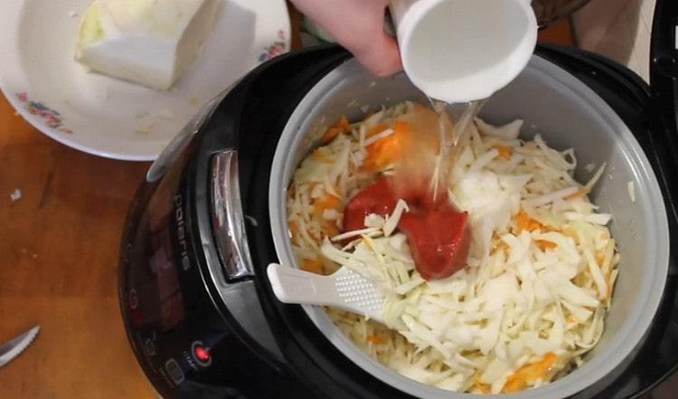 Agregue sal, pasta de tomate y agua.