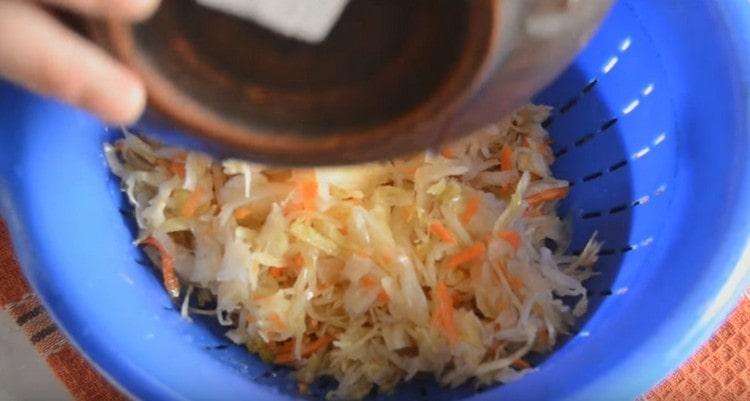 Aruncăm varza spălată într-un frigider.