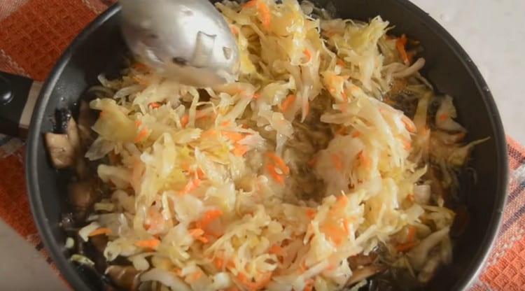 Întindem varza într-o tigaie, amestecăm.