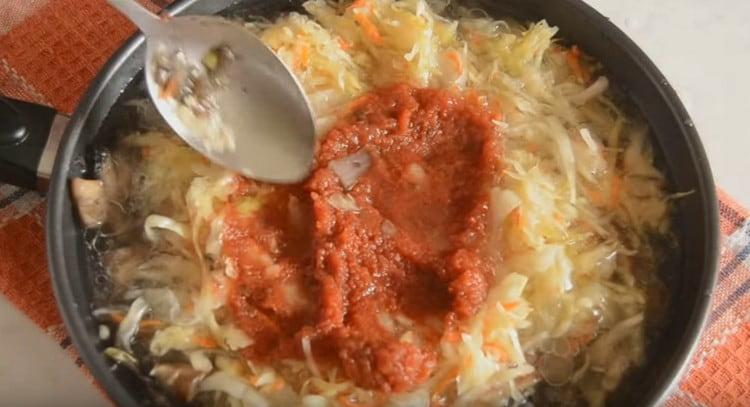 Adăugați apă, precum și pasta de roșii.