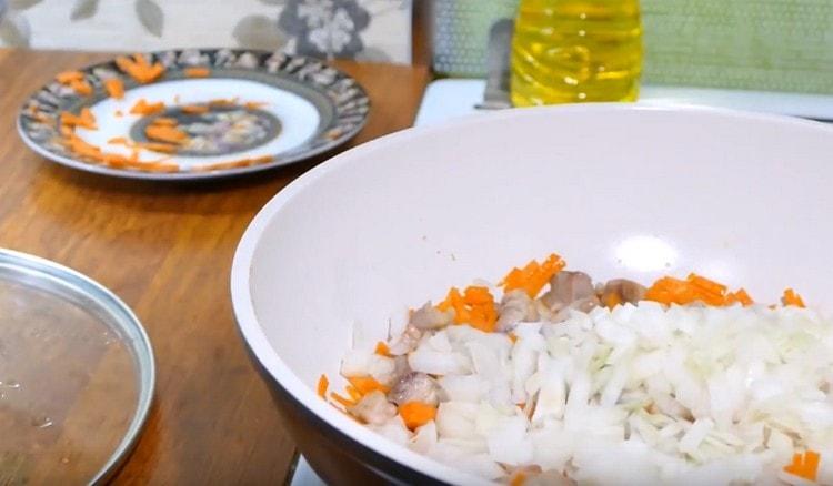 Apoi, puneți ceapa în tigaie.