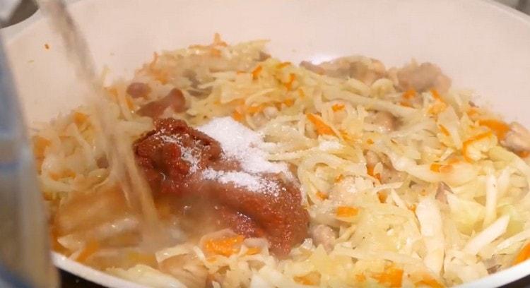 Asigurați-vă că adăugați pasta de roșii, sare, precum și puțină apă în tocană.